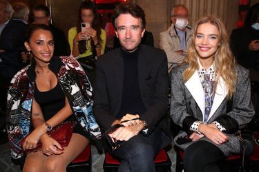 Antonela Roccuzzo Messi, Antoine Arnault et Natalia Vodianova au défilé Louis Vuitton lors de la Fashion Week à Paris le 5 octobre 2021