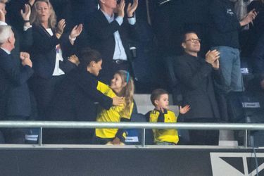 La princesse Estelle et le prince Oscar de Suède avec leurs parents à la Friends Arena à Solna, le 9 octobre 2021