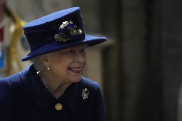 La reine Elizabeth II<br />
 a été vue mardi marchant avec une canne, utilisant pour la première fois cet accessoire lors d'un engagement public depuis 2004, lorsqu'elle avait subi une opération du genou. La reine de 95 ans, vêtue d'un ensemble bleu, manteau et chapeau assorti, assistait à une célébration à l'abbaye de Westminster à l'occasion du centenaire de la Royal British Legion, un organisme de soutien aux soldats et vétérans de l'armée britannique. 