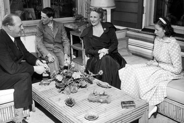 La princesse Märtha de Suède et le prince héritier Olav de Norvège avec la princesse Astrid et le prince Harald, le 4 juin 1949