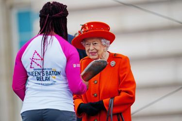 La reine Elizabeth II remet le &quot;Queen&#039;s Baton Relay&quot; des Jeux du Commonwealth 2022 à la championne paralympique Kadeena Cox devant Buckingham Palace à Londres, le 7 octobre 2021