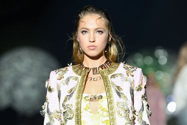 Lila Moss défile pour Versace durant la Fashion Week de Milan le 26 septembre 2021.