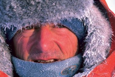 Avril 2002. Le visage attaqué par le froid arctique, il ne renonce pas.