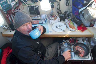 Avril 2010. Pause déjeuner pendant la première traversée de l’océan arctique en ballon rozière.