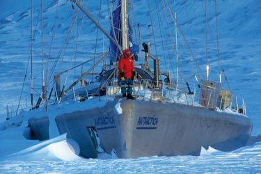 Janvier 1996. A la proue de sa goélette « Antarctica », prisonnière des eaux gelées du Spitzberg depuis trois mois. Objectif de cet hivernage volontaire : tester la résistance du bateau à la glace.