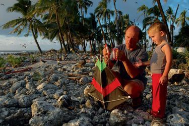 2005. Expédition scientifique en famille, avec sa femme et leurs deux enfants, à Clipperton, un atoll désert au milieu du Pacifique. Initiation au cerf-volant avec Elliot, 3 ans.