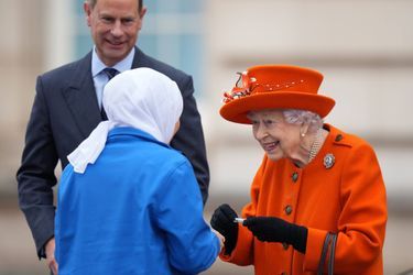 La reine Elizabeth II et le prince Edward sur le parvis de Buckingham Palace à Londres, le 7 octobre 2021