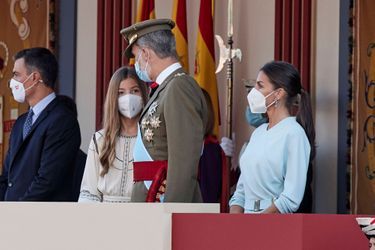 Le roi Felipe VI, la reine Letizia et la princesse Sofia d'Espagne avec le Premier ministre Pedro Sanchez à Madrid, le 12 octobre 2021