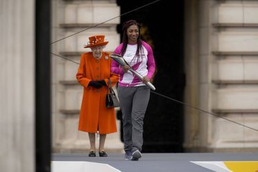 La reine Elizabeth II et la championne paralympique Kadeena Cox, premier porteur du &quot;Queen&#039;s Baton Relay&quot; des Jeux du Commonwealth 2022, à Londres le 7 octobre 2021
