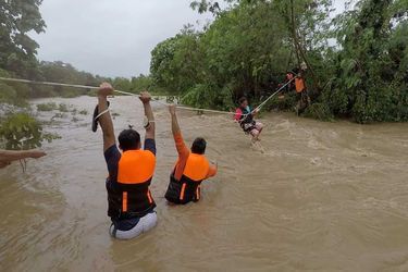 Aux Philippines, la tempête tropicale Kompasu a provoqué une crue soudaine dans un village de la province de Palawan, autre île au sud-ouest de l&#039;archipel, faisant au moins onze morts et des disparus.