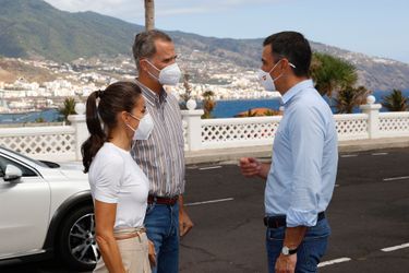 La reine Letizia et le roi Felipe VI d'Espagne avec Pedro Sanchez sur l'île de La Palma, le 23 septembre 2021