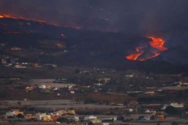 La lave expulsée du volcan Cumbre Vieja gagne du terrain sur l'océan Atlantique, à La Palma, aux Canaries.
