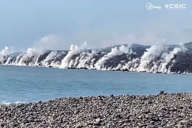 La lave expulsée du volcan Cumbre Vieja gagne du terrain sur l'océan Atlantique, à La Palma, aux Canaries.