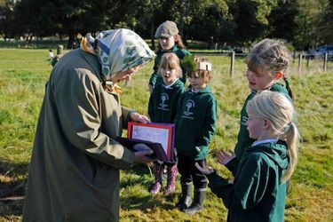La reine Elizabeth II avec des élèves de l'école primaire de Crathie à Balmoral, le 1er octobre 2021