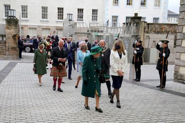 La reine Elizabeth II avec le prince Charles et Camilla Parker Bowles à Edimbourg, le 2 octobre 2021