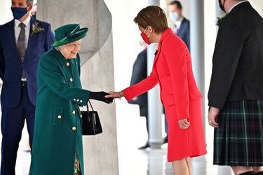 La reine Elizabeth II et la Première ministre écossaise Nicola Sturgeon à Edimbourg, le 2 octobre 2021