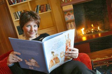 La princesse Märtha Louise de Norvège avec son livre "Pourquoi les rois et les reines ne portent pas de couronnes?" qui eut un grand succès, le 14 mars 2005