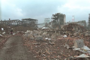 « Édifiée dans les années 20, l’Onia produisait des milliers de tonnes de nitrate d'ammonium. Ce composant à priori sans danger, qui sert de base aux engrais, se transforme en un explosif très puissant lorsqu’on le chauffe à plus de 180°C.  D'où le classement de l'usine AZF en site Seveso du nom de la ville italienne qui, en 1976, avait été empoisonnée par un nuage toxique de dioxine après l'explosion du réacteur chimique d'une usine. Régie par la norme Seveso 2, adoptée en 1996, elle devait se soumettre à des contrôles rigoureux définissant notamment les conditions de stockage et de production, imposant l'installation d'un système de sécurité, l'information du public et insistant sur la maîtrise de l'urbanisation autour de ces sites...
