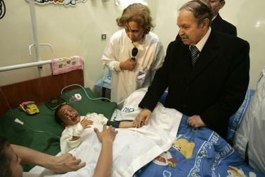 Abdelaziz Bouteflika au chevet d'un enfant blessé lors des attentats à Alger en avril 2007