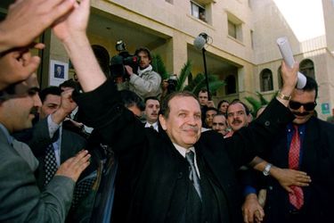 Abdelaziz Bouteflika célèbre son élection présidentielle en avril 1999