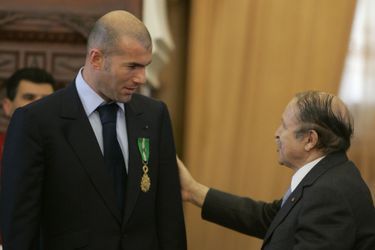 Abdelaziz Bouteflika décore Zinédine Zidane en décembre 2006