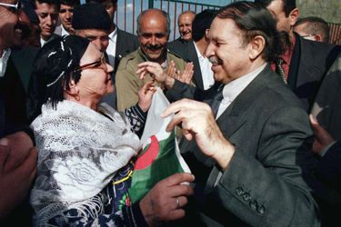 Abdelaziz Bouteflika pendant un meeting en avril 1999