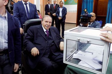 Abdelaziz Bouteflika vote pour les élections législatives le 4 mai 2017