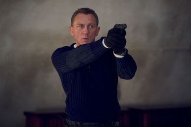 Daniel Craig portant le pull de la marque londonienne N. Peal<br />

