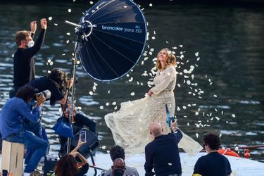 Julia Roberts prend la pose devant les photographes à Paris, le 17 septembre 2021.