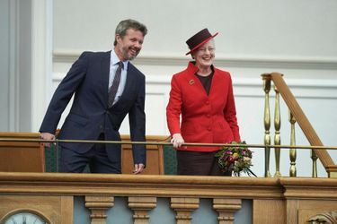 La reine Margrethe II de Danemark et son fils le prince héritier Frederik lors de l'ouverture du Parlement à Copenhague le 6 octobre 2021