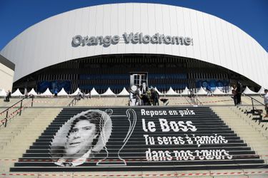 Sur la tranche des marches d&#039;accès au stade, un immense portrait en noir et blanc de Bernard Tapie a été dessiné, avec une légende: &quot;Repose en paix le boss, tu seras à jamais dans nos coeurs&quot;.