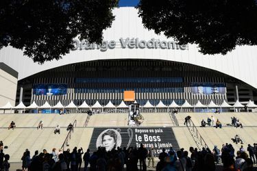 Sur la tranche des marches d&#039;accès au stade, un immense portrait en noir et blanc de Bernard Tapie a été dessiné, avec une légende: &quot;Repose en paix le boss, tu seras à jamais dans nos coeurs&quot;.