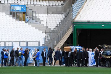 Arrivée du cercueil de Bernard Tapie sur la pelouse du stade.