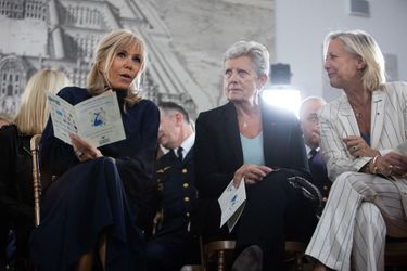 Brigitte Macron, Geneviève Darrieussecq et Sophie Cluzel mercredi au défilé de mannequins amputés, à l’Hôtel national des Invalides à Paris. 