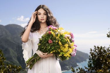 Deva Cassel pose pour la campagne du parfum «Dolce Shine» de Dolce & Gabbana, dévoilée en 2020