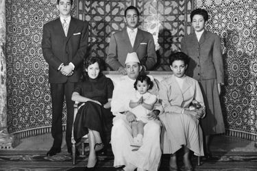 La princesse Lalla Malika du Maroc (au premier rang à droite) avec son père le roi Mohammed V, ses frères le prince Moulay Abdallah et le prince héritier Moulay Hassan, ses sœurs les princesse Nuzha et Aicha et sa petite demi-sœur la princesse Amina à Rabat, le 17 février 1959