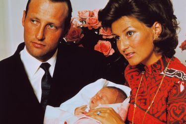 La princesse Märtha Louise de Norvège à 4 jours, le 26 septembre 1971, avec ses parents la princesse Sonja et le prince Haakon