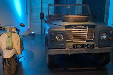 Une exposition dédiée à l'univers de James Bond, «Bond In Motion», avait pris ses quartier au London Film Museum. Aujourd'hui, celle-ci n'est plus accessible mais le National Motor Museum de Beaulieu<br />
, au sud de Londres, proposera une exposition similaire à partir du 15 octobre 2021