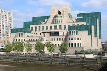 Le SIS Building, quartier général du MI6 dans les films James Bond, est apparu à plusieurs reprises : «GoldenEye», «Le monde ne suffit pas», «Meurs un autre jour», «Skyfall» et «Spectre».