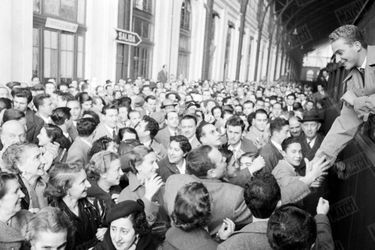 « Plus de mille monarchistes sont venus le 17 janvier, à 9h, accueillir Juan Carlos à la gare. » - Paris Match n°306, 5 février 1955
