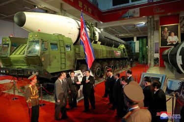 Kim Jong Un lors de la visite d'une exposition consacrée à la défense à Pyongyang, sur des photos transmises par l'agence officielle KCNA, le 12 octobre 2021.