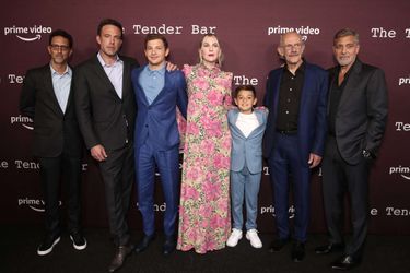 Le producteur Grant Heslov, Ben Affleck, Tye Sheridan, Lily Rabe, Daniel Ranieri, Christopher Lloyd et George Clooney à l'avant-première du film «The Tender Bar» à Los Angeles le 3 octobre 2021
