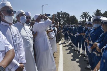 Les forces de sécurité avant l'arrivée du cortège au cimetière d'El Alia, dimanche.