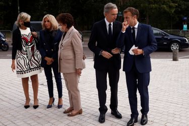 Emmanuel Macron s'apprête à visiter l'Exposition Morozov à la Fondation Vuitton aux côtés d'Helene Arnault, Brigitte Macron, Roselyne Bachelot et Bernard Arnault.