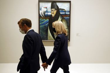 Emmanuel et Brigitte Macron visitent l'Exposition Morozov à la Fondation Vuitton.