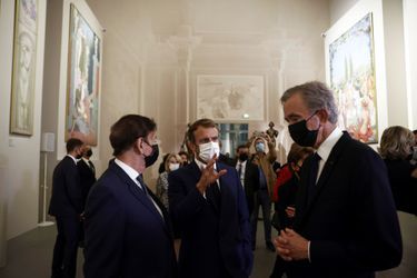 Emmanuel Macron et Bernard Arnault à l'Exposition Morozov à la Fondation Vuitton.