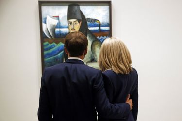 Emmanuel et Brigitte Macron visitent l'Exposition Morozov à la Fondation Vuitton.