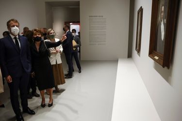 Emmanuel Macron visite l'Exposition Morozov à la Fondation Vuitton.