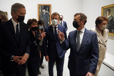 Emmanuel Macron et Bernard Arnault visitent l'Exposition Morozov à la Fondation Vuitton.