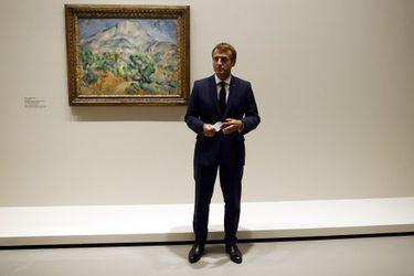 Emmanuel Macron visite l'Exposition Morozov à la Fondation Vuitton.